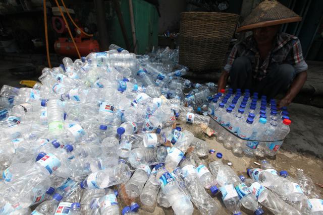 Ditemukan! Bakteri Pemakan Botol Plastik