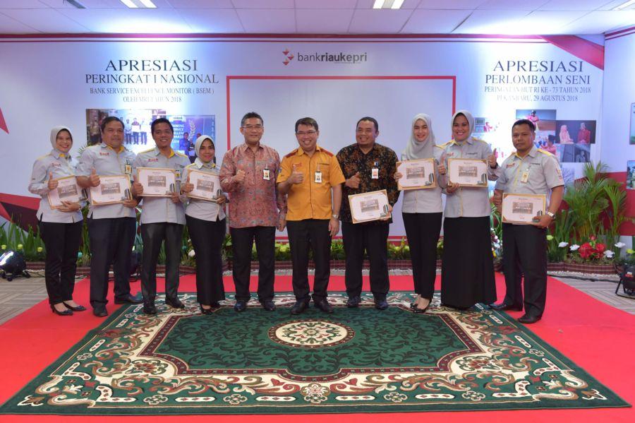 Apresiasi Pegawainya Dirut Bank Riau Kepri Serahkan Sertifikat Apresiasi Service Exellence Monitor M