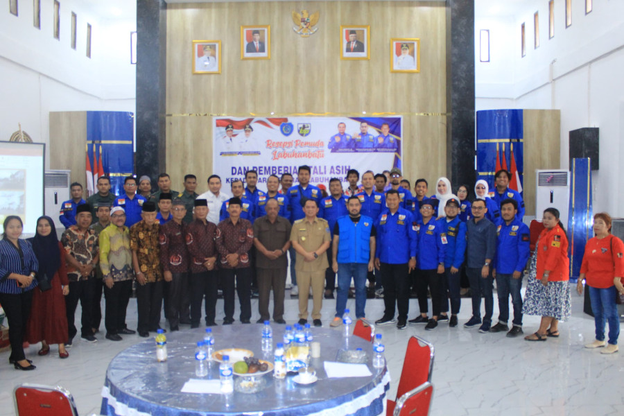 Bupati Labuhanbatu Bersama KNPI Menyerahkan Tali Asih Kepada Veteran