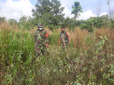 Tak Surutkan Semangat,,Babinsa Telusuri Titik Api Rawan Karhutla