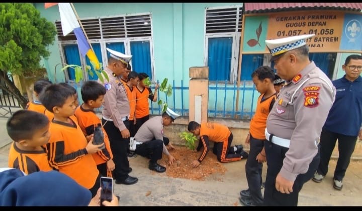 Gerakan Green Policing, Polsek Dumai Timur Tanam Pohon di Sekolah