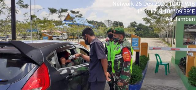 Tingkatkan Protokol Kesehatan, Sertu Agung Patroli di Waterboom Labersa Duri
