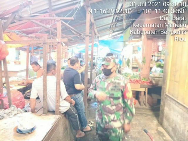 TNI Koramil 04/Mandau Siagakan Warga Pasar Disiplin 3 M Sesuai Prokes C-19