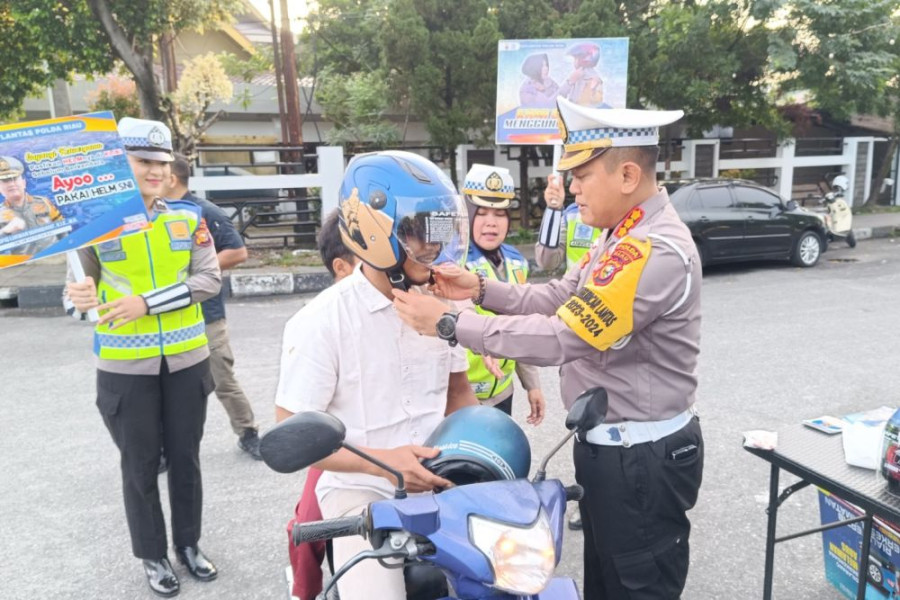 Dirlantas Polda Riau Bagi-Bagi Helm Gratis dan Souvernir Untuk Pengendara