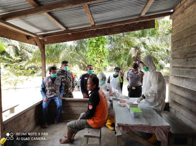 TNI Polri Dampingi Bidan Desa Lakukan Tracing Contact COVID-19