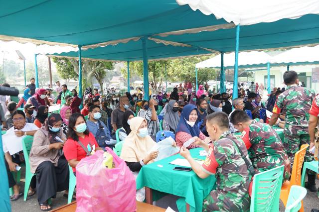 2.448 PKL Dapat Bantuan Minyak Goreng Dari TNI AD