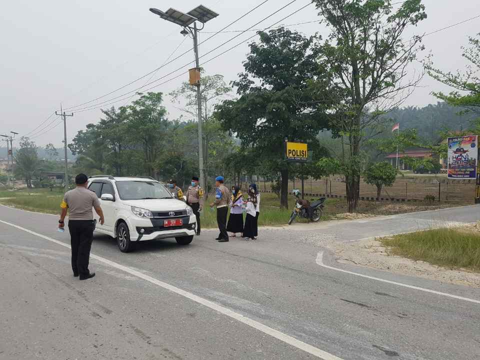 Personil Polsek Kerinci Kanan Bagi  Masker Gratis  Ke Warga
