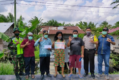 Kades Bathin Sobanga Berikan BLT-DD Kepada Warga Secara Door To Door