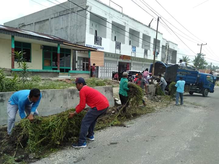 Lurah Air Jamban Dan Warga Gotong Royong Bersihkan Parit penuh Sampah Dan Rumput