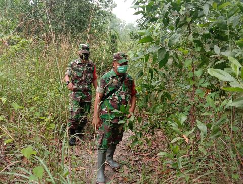 Cuaca Saat Ini Tidak Menentu, Babinsa Koramil 03/Mandau Siaga Karhutla