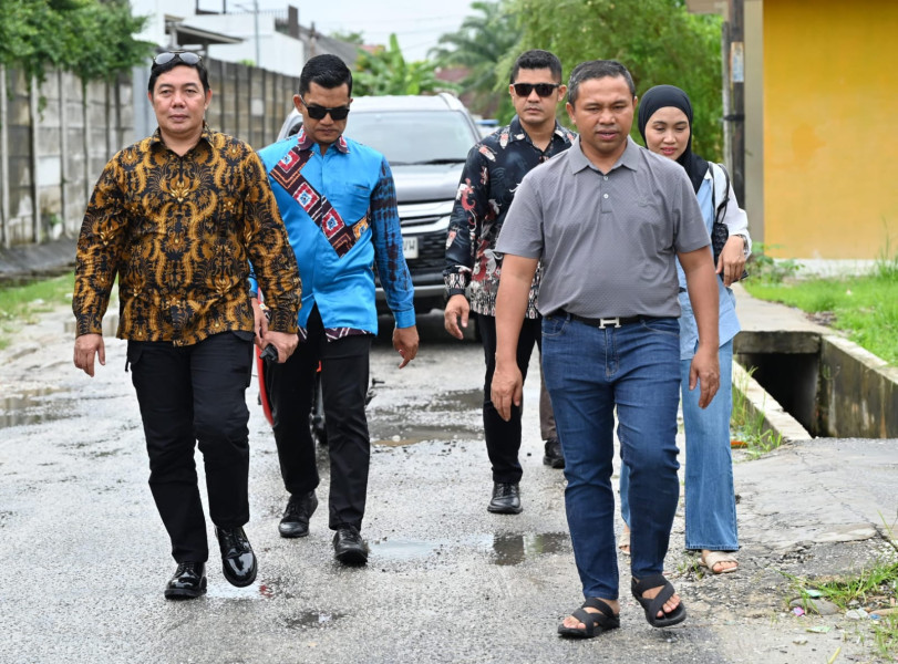 Meskipun Gerimis, Abdul Wahid Bawa Istri Jalan Kaki Menuju TPS