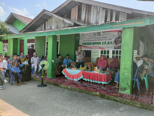 Safroni Untung Sambut Aspirasi Masyarakat RW 03 Kelurahan Air Jamban di Reses Tahap I TA 2023