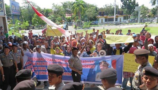 Pedagang Pasar Kaget Rumbai Tuntut Walikota Firdaus