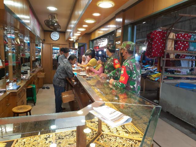 Himbauan Kepada Masyarakat, Babinsa Harapkan Gunakan Masker Saat Bepergian