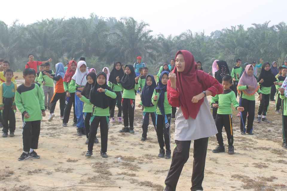 Tim Kukerta UNRI Gelar Sosialisasi Ecobrick Sesudah Senam Pagi Bersama di Kampung Keranji Guguh