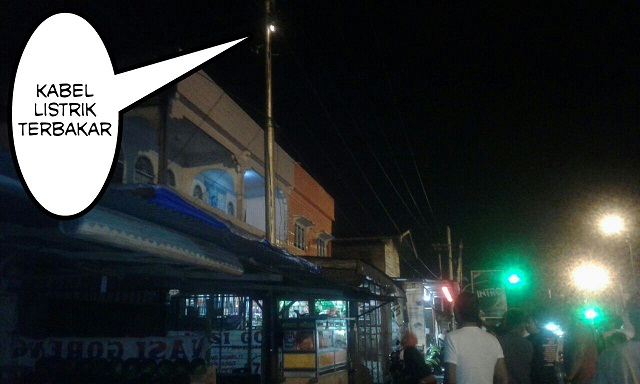 Kabel Di Tiang Listrik PLN Mengeluarkan Percikan Api, Warga Terlihat Panik