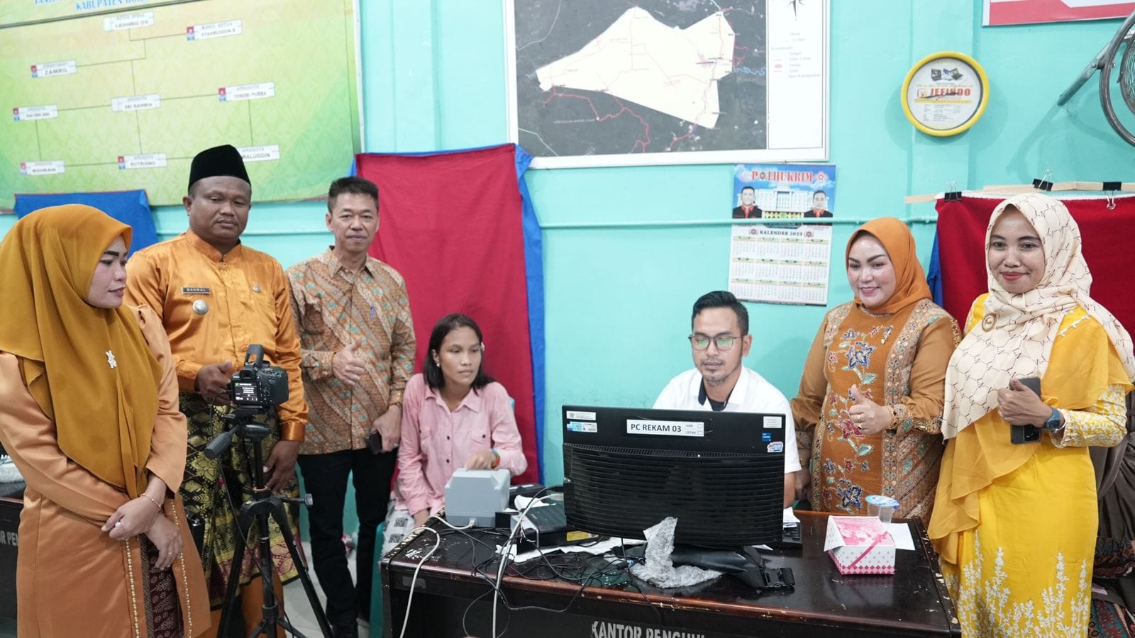 Jemput Bola, Bupati Rohil Pantau Perekaman e-KTP di Tanjung Medan