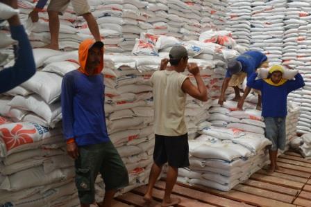 Hari Pertama OP Bulog Habiskan 11 Ton Beras