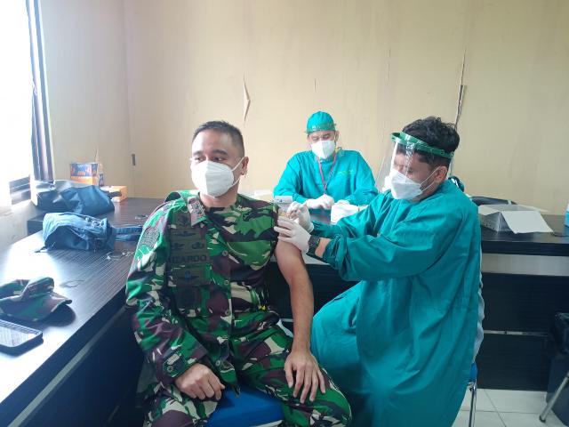 Dandim 0303/Bengkalis Bersama 49 Anggota Koramil 04/Mandau Laksanakan Vaksinasi