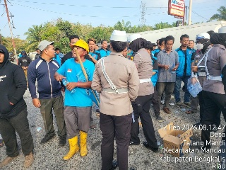 Dikerumunan Aksi Demo PT PAA, Kasatlantas Polres Bengkalis Bagikan Minuman Pelepas Dahaga