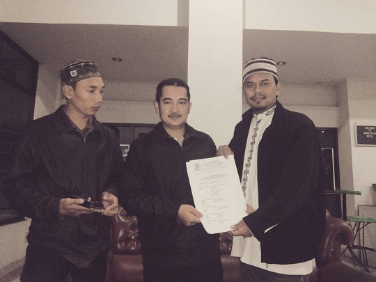 Sekum PP. IKA UIN Suska Riau, Khairuddin Al-Young Riau Serahkan SK Panitia Raker Secara Simbolis