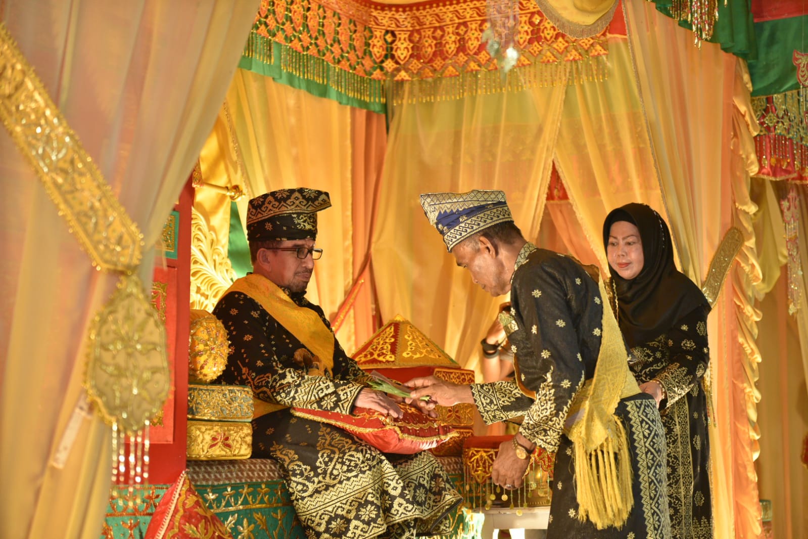Dr. Salim Dianugerahi Gelar Adat 'Datuk Maulana Sukma Jaya' dari LAM Riau Kabupaten Siak