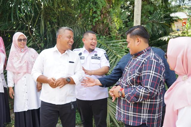 Camat Mandau Dampingi Ketua Komisi IV DPRD Bengkalis Ke SD Negeri 048 Desa Bathin Betuah