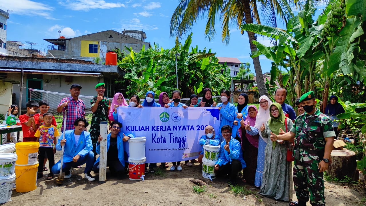 Sinergitas Mahasiswa KUKERTA Riau dan Babinsa Kota tinggi dalam praktik pembuatan ember tumpuk: Solu