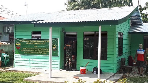 Kodim 0301 Pekanbaru Turunkan Anggota TNI Rehab Rumah Warga