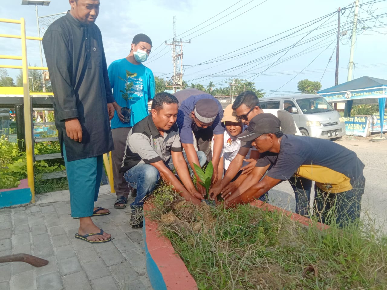 Dirut CV.BSI Gandeng Karang Taruna Jaya Mukti Tanam Mangggis dan Pinang Batara