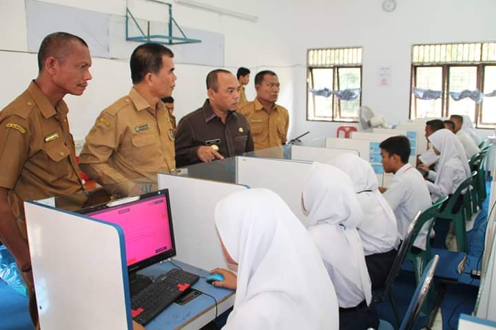 Plt. Bupati labuhanbatu monitoring UNBK di SMP Rantau Utara