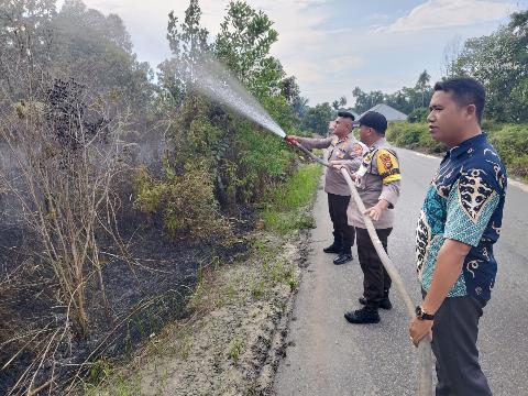 Cepat Tanggap, Kompol Hairul Hidayat Berjibaku Padamkan Api di Jalan Siak Duri