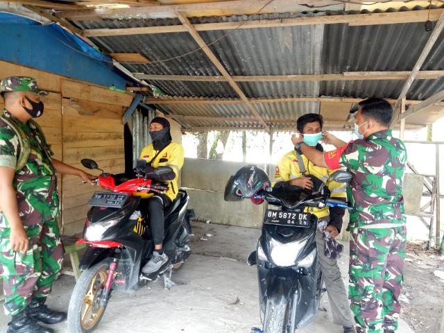 Guna Antisipasi Penyebaran Covid-19,,Babinsa Lakukan pembagian Masker Gratis