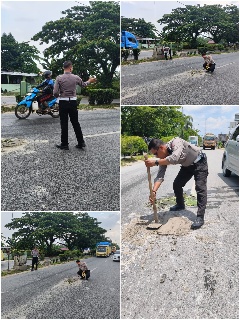 Bahayakan Pengguna Jalan, Personil Satlantas Polres Bengkalis Gercep Tutup Jalan Berlubang