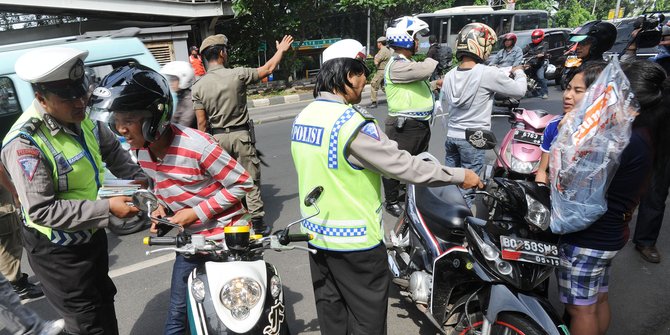 Ingin Tahu Pasal lengkap Beserta Dendanya Ketika di Tilang? Simak Ulasan Berikut
