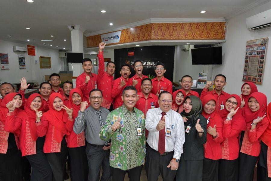 Dirut Bank Riau Kepri Berikan Semangat Pada Morning Brifing di Cabang Syariah Pekanbaru