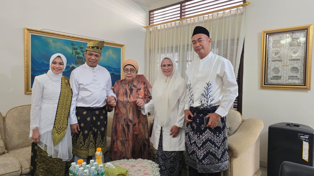 Usai Daftar Ke KPU Kota Pekanbaru, Paslon Muflihun-Ade Hartati Kunjungi Bunda Azalaini Agus
