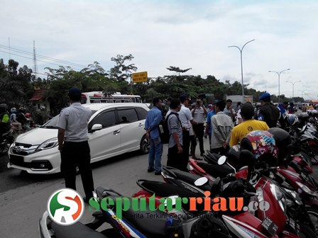 Jalan HR. Soebrantas Tergenang Air, Parkir Liar Menambah Kemacetan