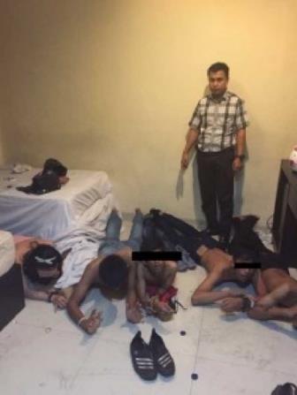 4 Pemuda dan Satu Wanita Seksi Berhasil Diamankan Polisi