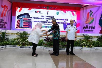 Sukses Tertibkan Aset, Bupati Kasmarni Terima Apresiasi dari KPK