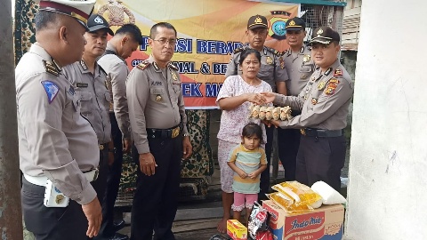 Jum'at Berkah,Polsek Mandau Serahkan Bantuan Kepada Warga Kelurahan Air Jamban Kurang Mampu