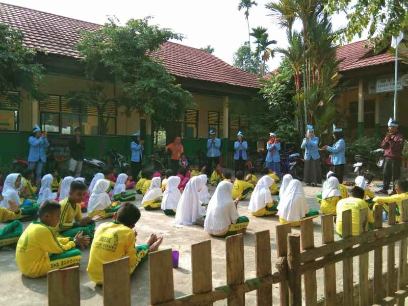 Mahasiwa KUKERTA UR  Kenalkan Pola Hidup PHBS di Desa Sungai Pinang