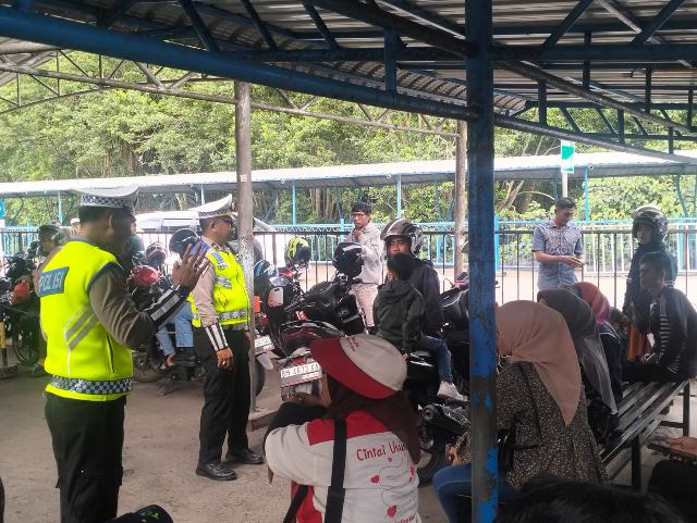 Satlantas Polres Bengkalis, Sampaikan Pesan Pemilu Damai Kepada Masyarakat Yang Antri Roro