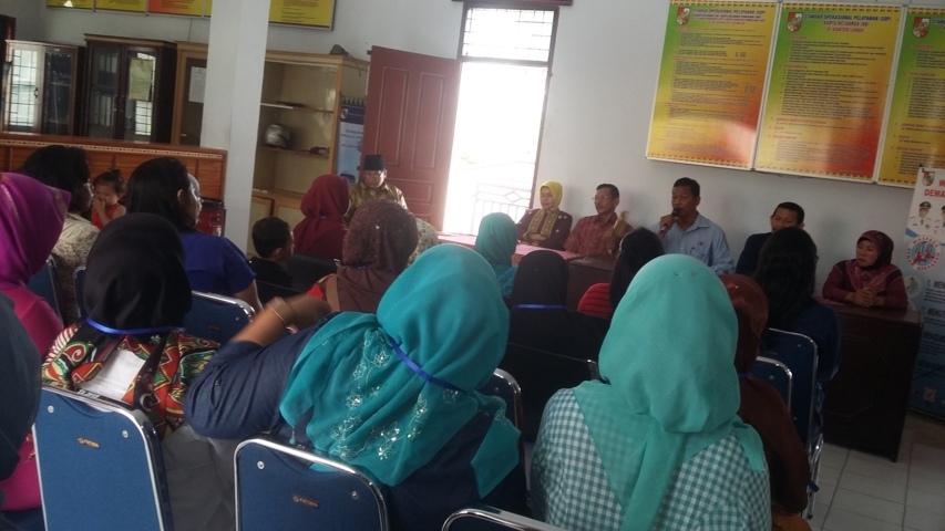 Menggelar Pelatihan Tenun Tekat