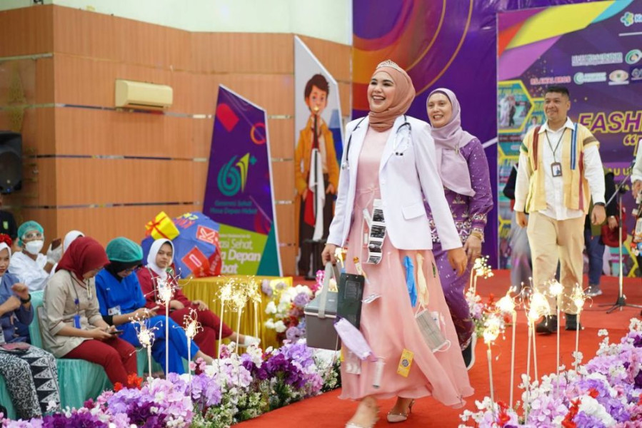 105 Nakes Tampilkan 'Gaya Hidup Sehat' di Panggung Fashion Show