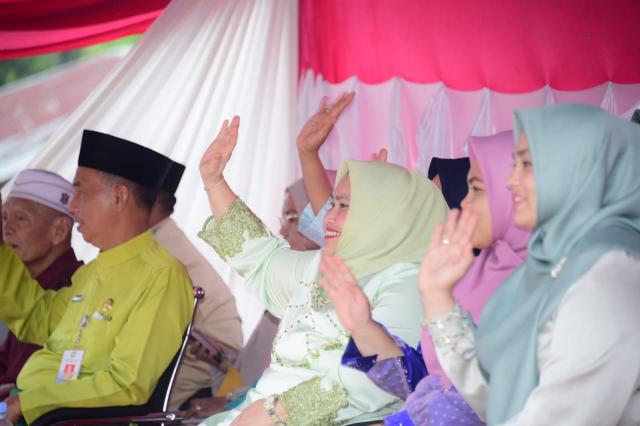 Bupati Bengkalis Saksikan Pawai Ta'aruf MTQ Ke-14 Desa Muara Basung, Walau Suasana Hujan Mengguyur