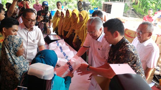 Buka Pasar Murah Ramadhan, Mendag RI dan Gubri dan Bupati Pelalawan Jualan Sembako