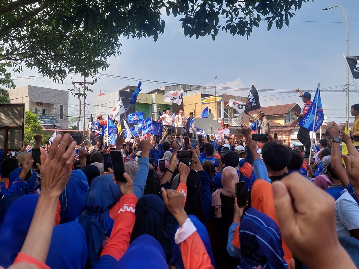 Ribuan Warga Pekanbaru Tumpah Ruah antarkan Pasangan AMAn Ke KPU Kota
