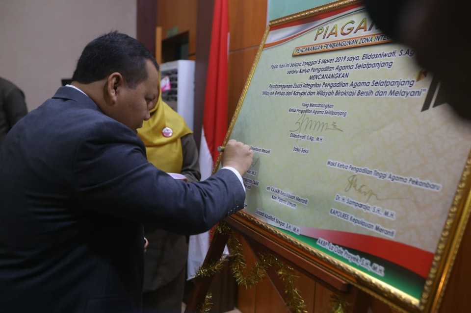 Bupati Meranti Tandatangani Piagam Pembangunan Integritas Bebas Korupsi dan Pelayanan Prima