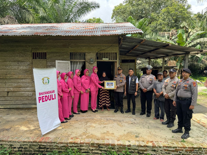 Polsek Bukit Kapur bersama Bhayangkari Ranting Bukit Kapur Gelar kegiatan Bansos Kepada warga Yang M
